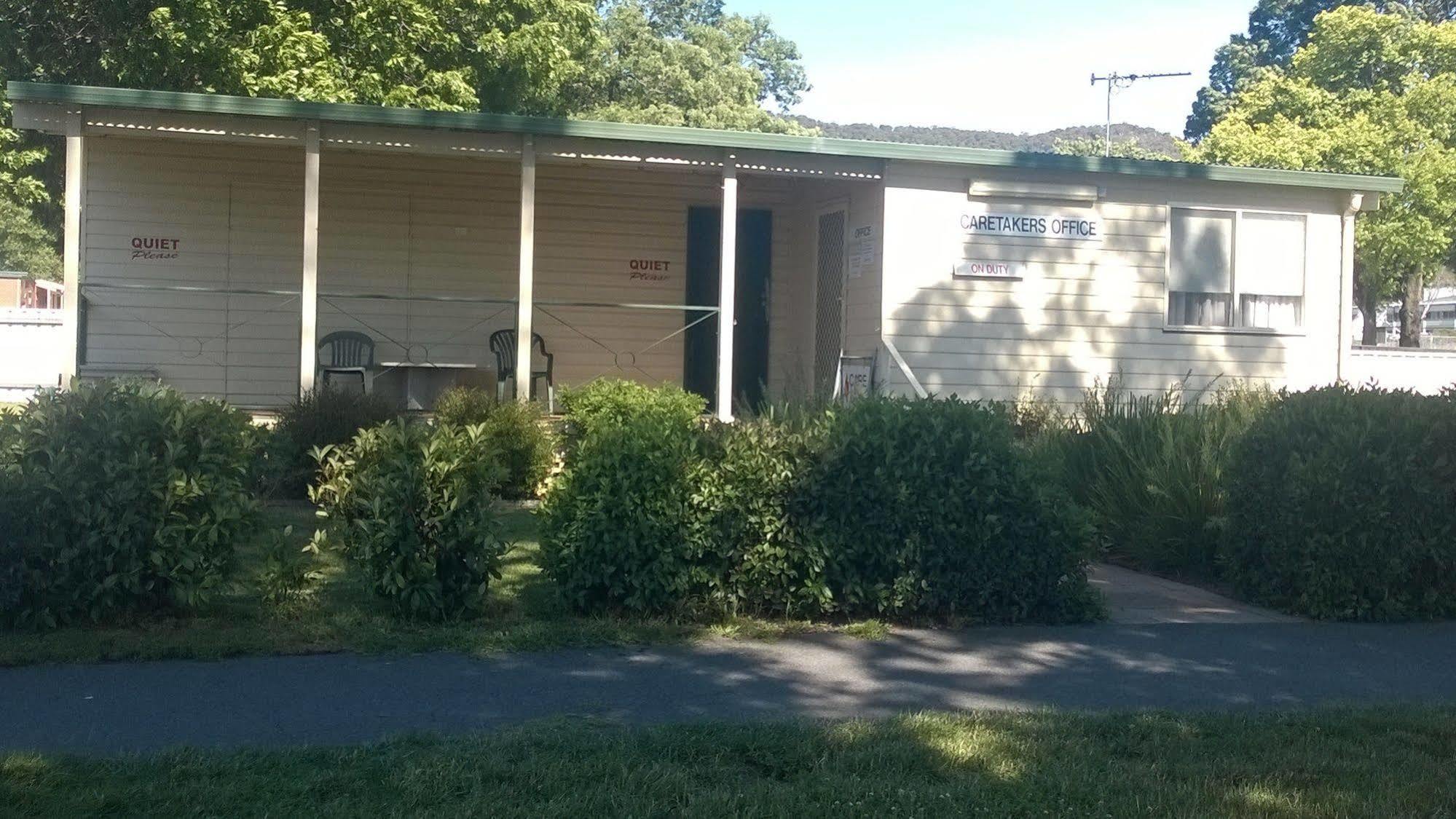 Canberra Carotel Motel Exterior photo