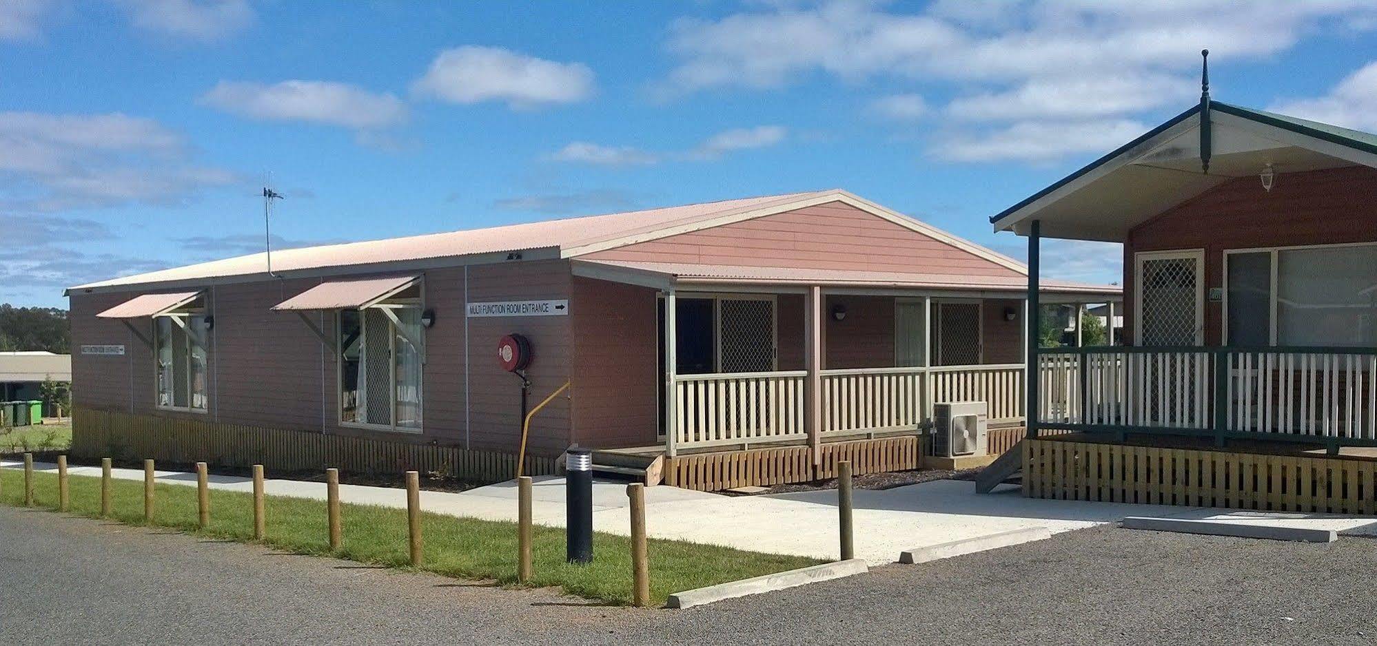 Canberra Carotel Motel Exterior photo